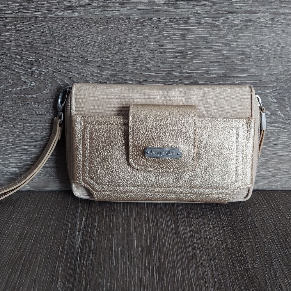 NEW Women's Baggallini RFID Phone Wristlet Wallet  Champagne Shimmer Nylon